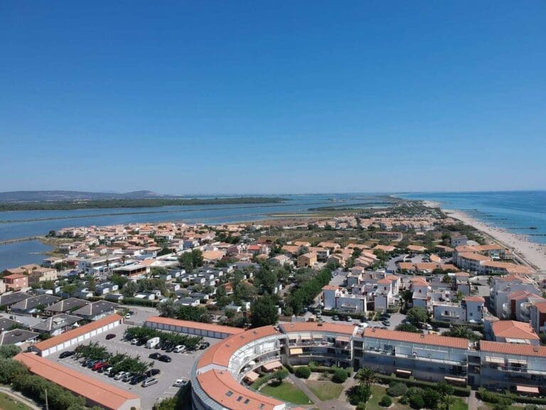 Vue aérienne de Frontignan-Plage entre la mer et les étangs