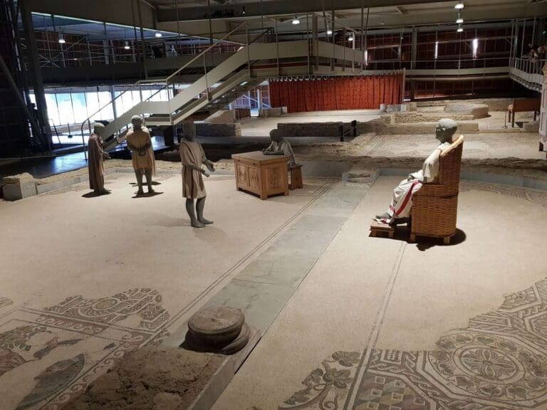 Mosaïques et personnages en costume antique dans le musée de la villa gallo-romaine de Loupian