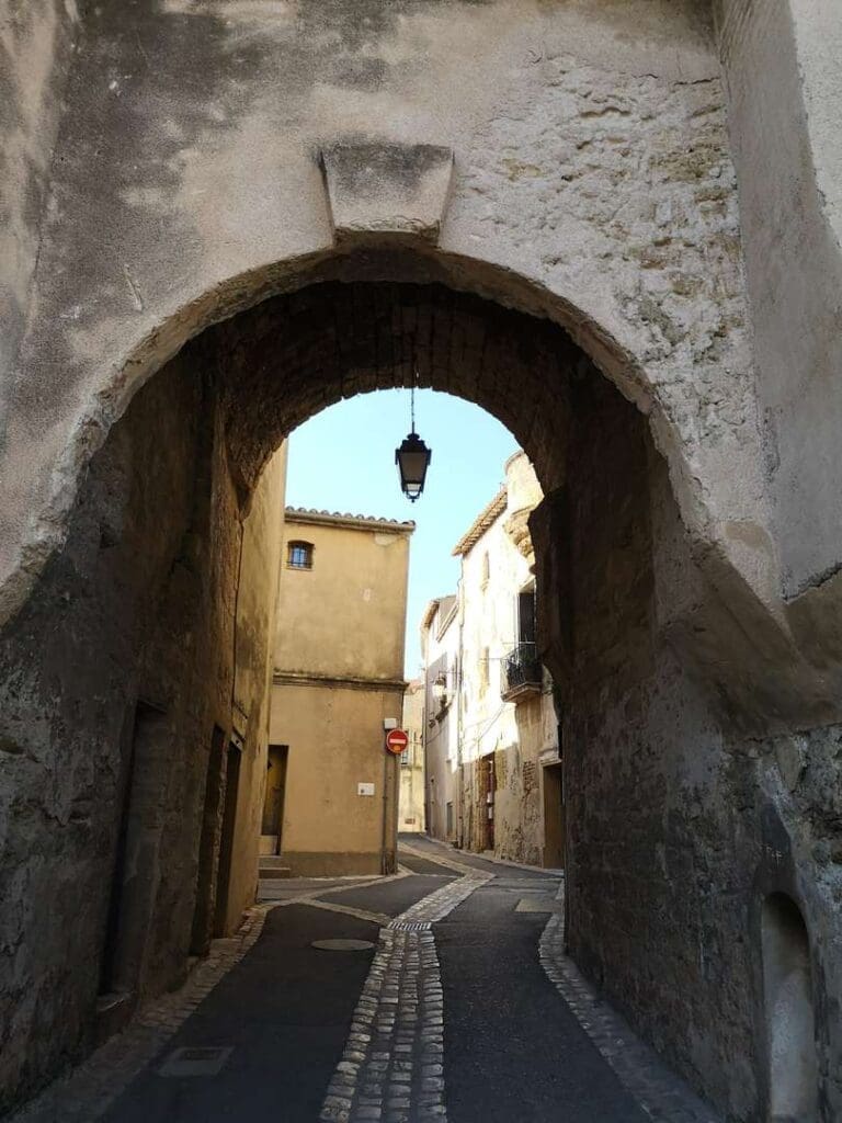 Passage voûté dans les ruelles du vieux village de Loupian