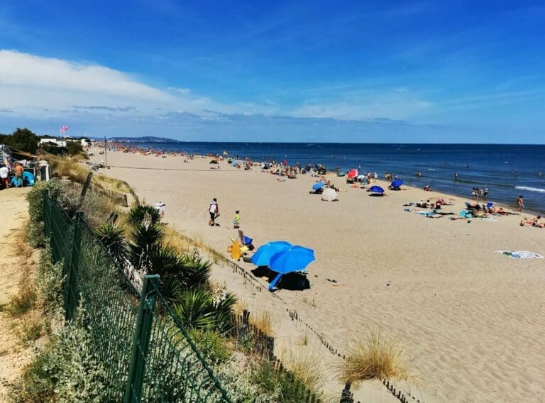 Plage de sable de Marseillan-Plage animée en été