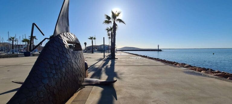 Sculpture de poisson en métal sur la promenade au bord de l'étang de Thau à Mèze