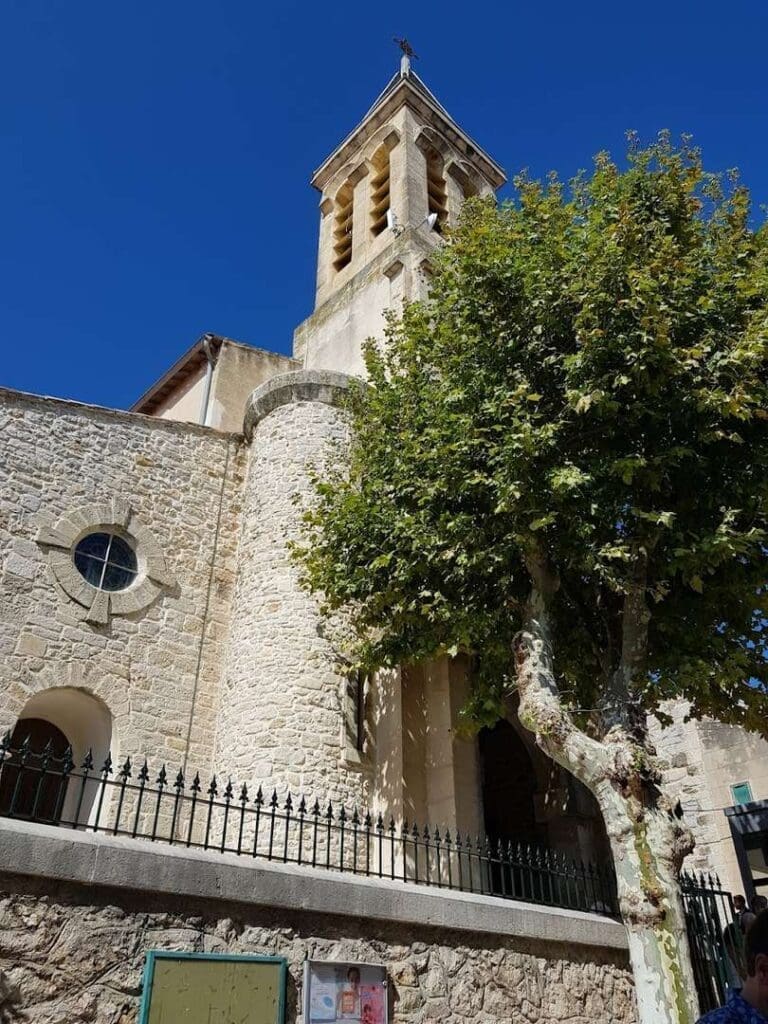 Église de Mireval et son clocher derrière un arbre