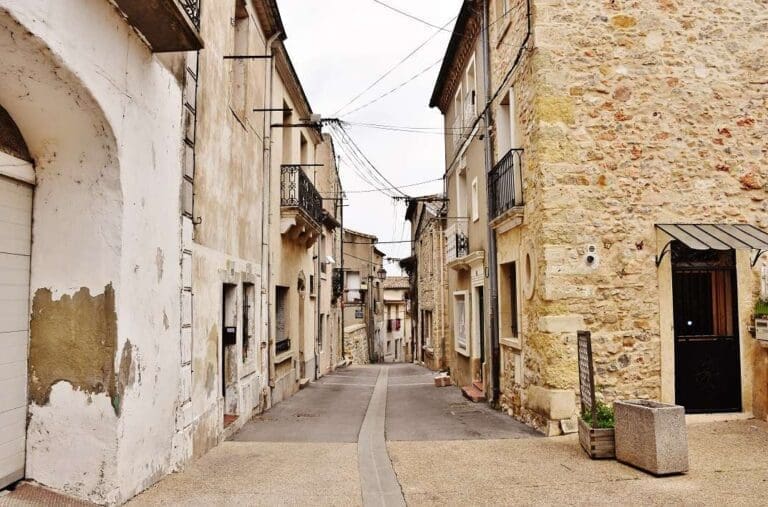 Ruelle en pierre du vieux village de Mireval
