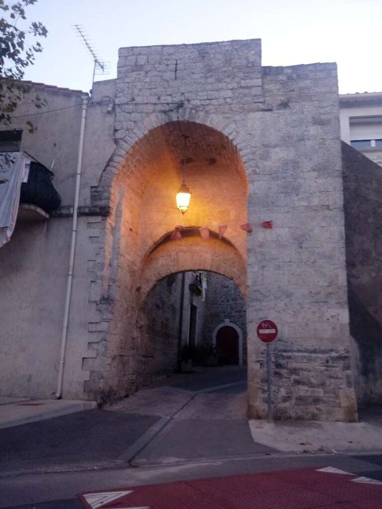 Porte ancienne voûtée dans le vieux village de Mireval