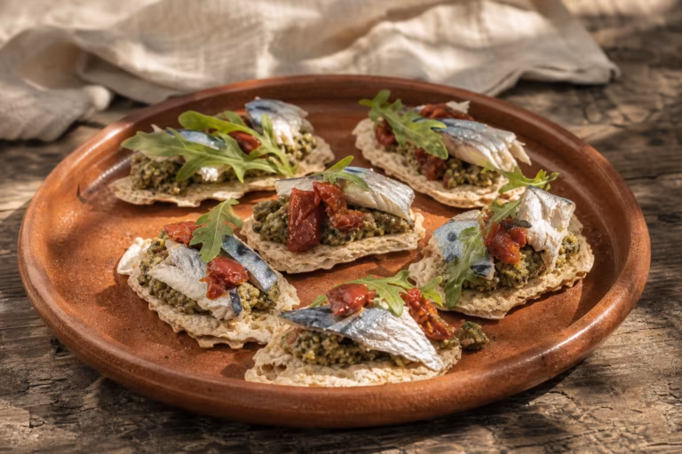 Effeuille de maquereau tapenade verte et des de tomates confites sur crackers