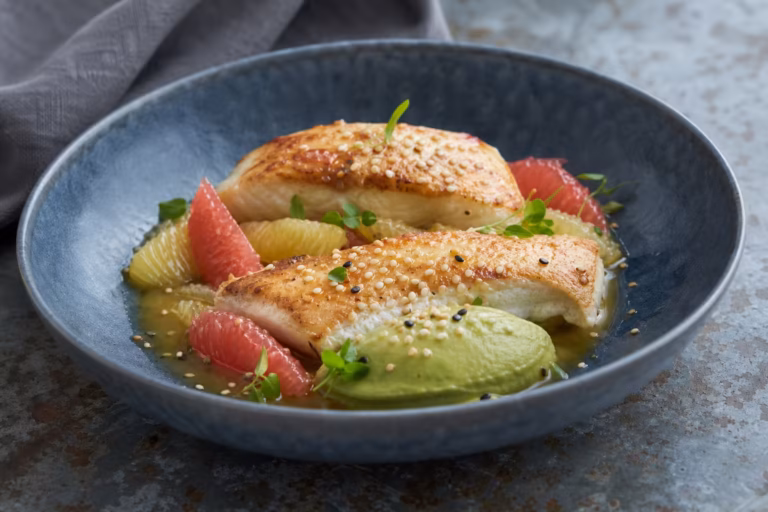Filets de saint-pierre snackés, suprêmes d'agrumes et purée d'avocat au wasabi