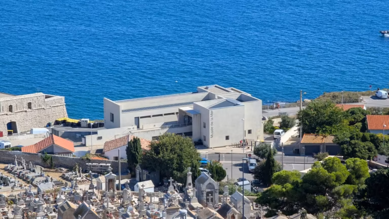 Le bâtiment du musée de la Mer et les sépultures du cimetière marin vus des hauteurs du Mont Saint-Clair