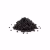 Petit tas de caviar aux grains noirs brillants sur fond blanc