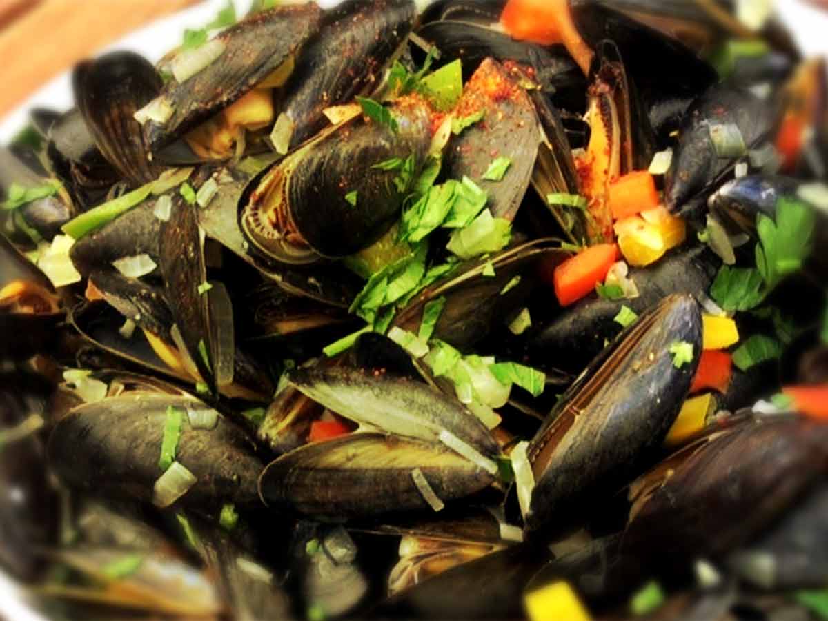 Manger-une-Brasucade-de-moules-a-Sete.jpg Manger une Brasucade de moules à Sète
