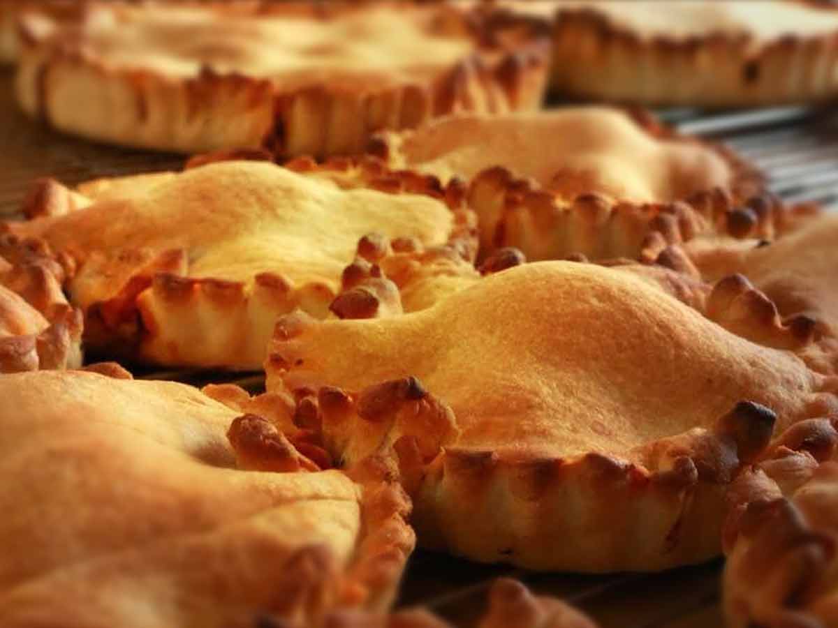 Manger-une-Tielle-a-Frontignan.jpg