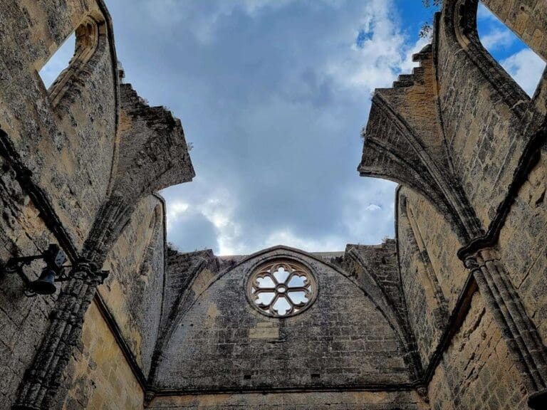 Rosace et murs de l'abbaye Saint-Félix-de-Montceau vus de l'intérieur