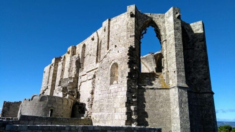 Ruines de l'abbaye Saint-Félix-de-Montceau et sa grande baie ouverte, à Gigean