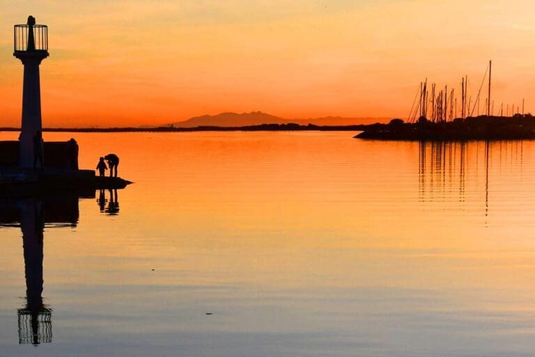 Coucher de soleil orangé sur l'étang de Thau depuis le port de Mèze
