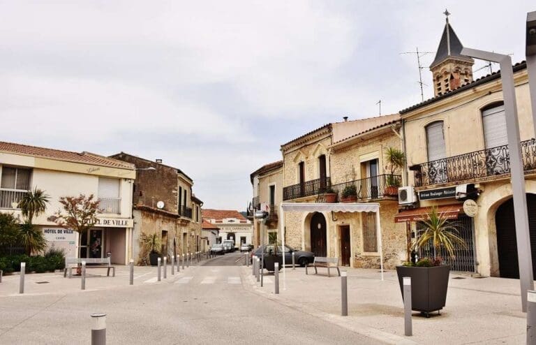 Place du centre de Mireval avec son clocher