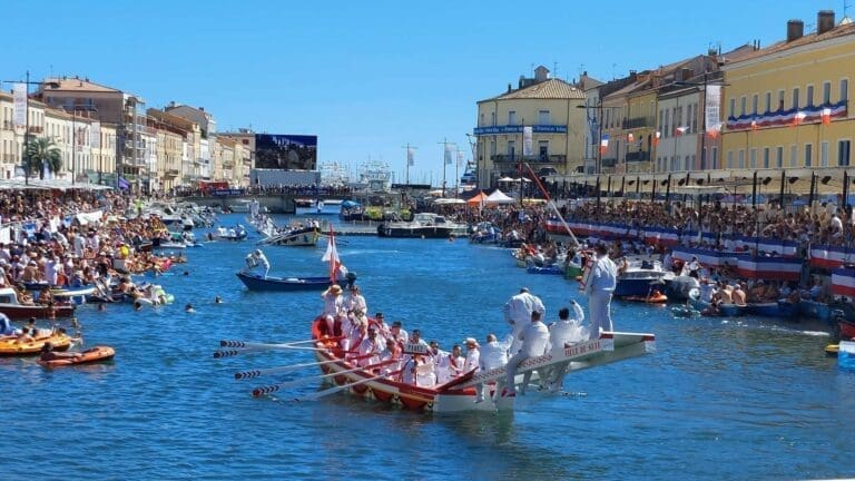 Sète - Sete Ville de Sete 20 Barques de joute et public sur un canal de Sète