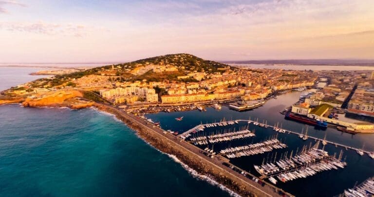 Vue aérienne du mont Saint-Clair et du port de Sète au soleil couchant