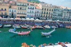 Joutes sur un canal de Sète devant les tribunes et les façades