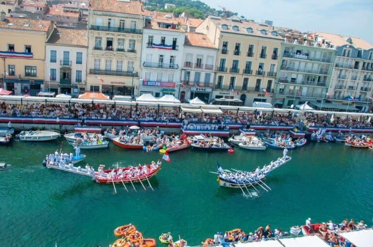 Joutes sur un canal de Sète devant les tribunes et les façades