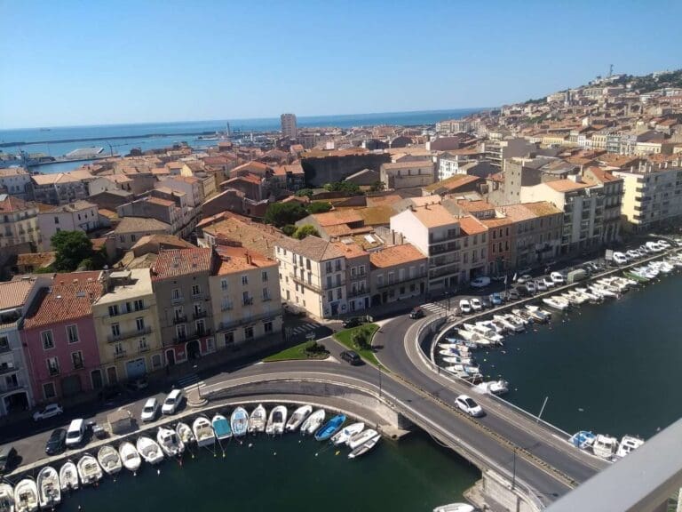 Vue sur les toits, les canaux et les ponts de Sète depuis les hauteurs