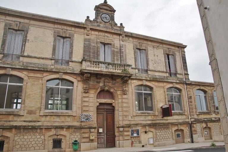 Façade d'un bâtiment public ancien à Villeveyrac