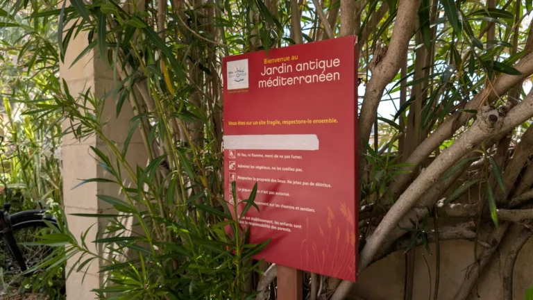 Jardin Antique Méditerranéen à Balaruc-les-Bains, jardin des plantes de l'Antiquité au-dessus de l'étang de Thau