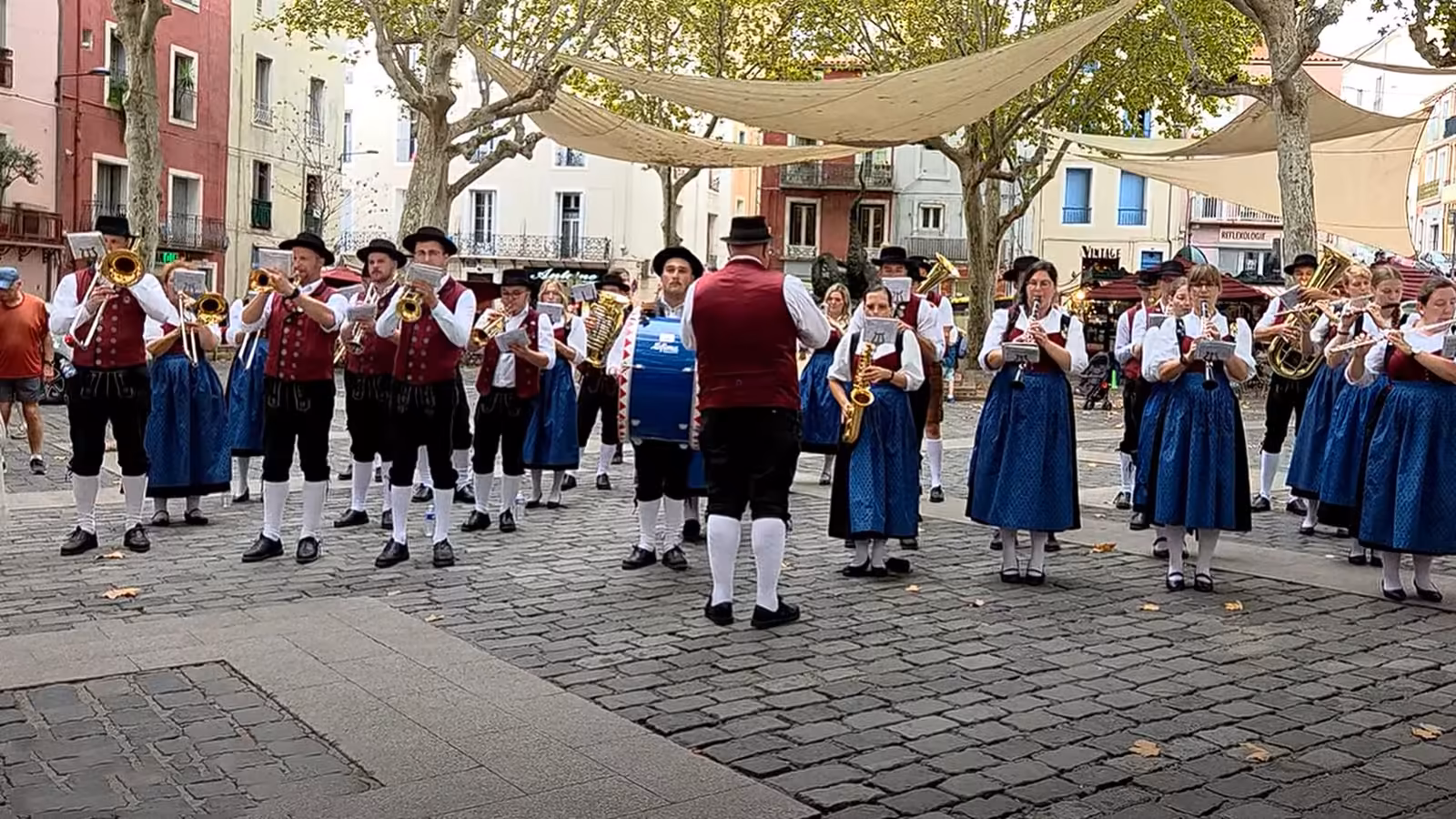 Stadtkapelle de Neuburg en costume bavarois jouant lors de la fête de la bière à Sète