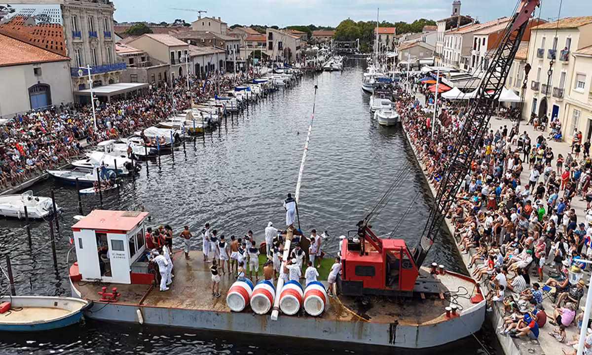 Capelet Traditionnel Vu Du Ciel Sur Le Port De Marseillan Pendant La Fete Locale Capelet traditionnel vu du ciel sur le port de Marseillan pendant la fête locale