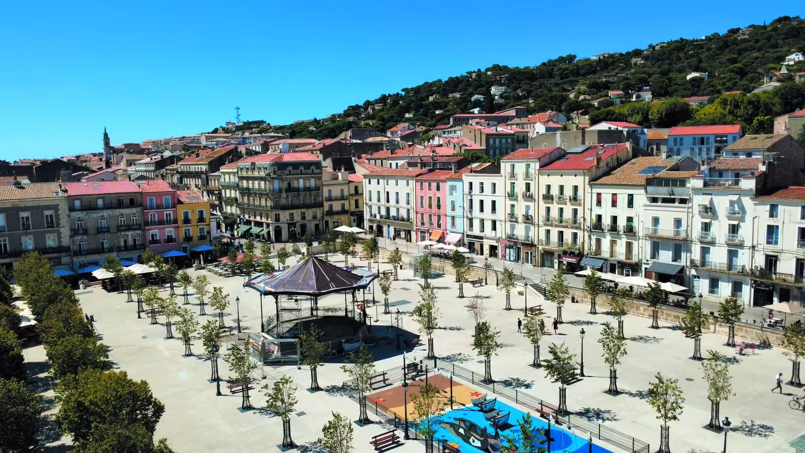 Vue aérienne de la place Aristide Briand rénovée à Sète, avec le kiosque Franke restauré et les nouveaux alignements d'arbres