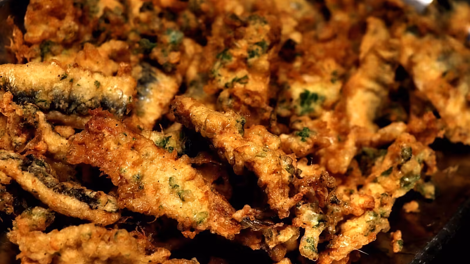 Anchois frits dorés, servis chauds à la sortie du bain d'huile