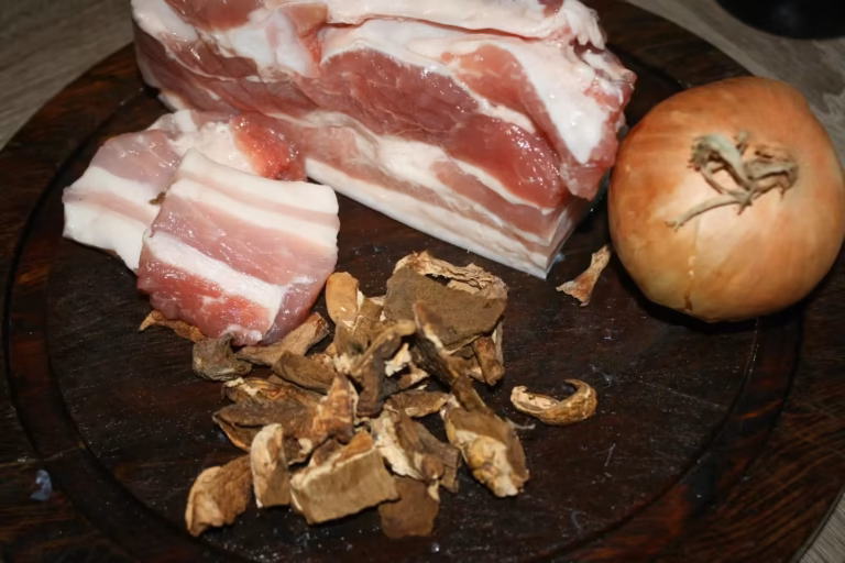 Lard non fumé en morceau, cèpes secs et oignon pour la daube de seiches