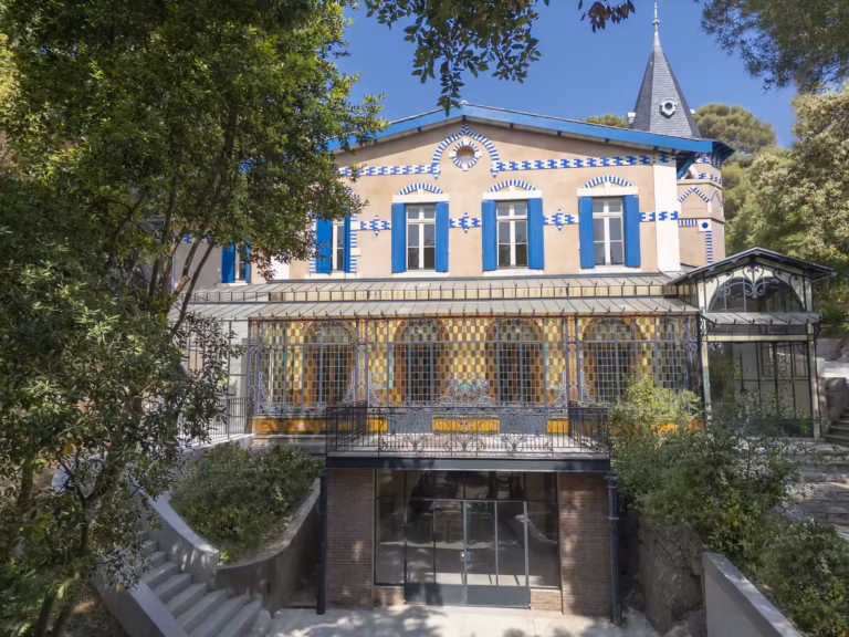 Façade de l'École des Beaux-arts de Sète, sa verrière à vitraux Art nouveau et sa tourelle