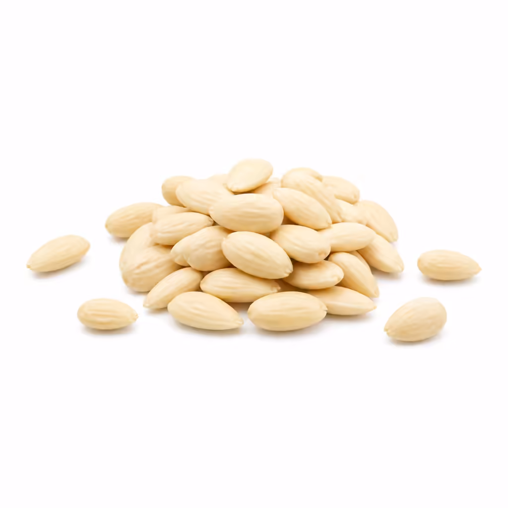 Petit tas d'amandes mondées entières sans peau sur fond blanc
