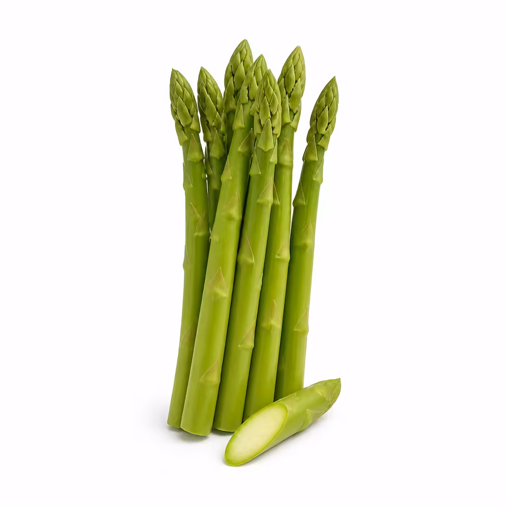 Asperges Vertes Fraiches Entieres Et Une Asperge Coupee Sur Fond Blanc Asperges vertes fraîches entières et une asperge coupée sur fond blanc