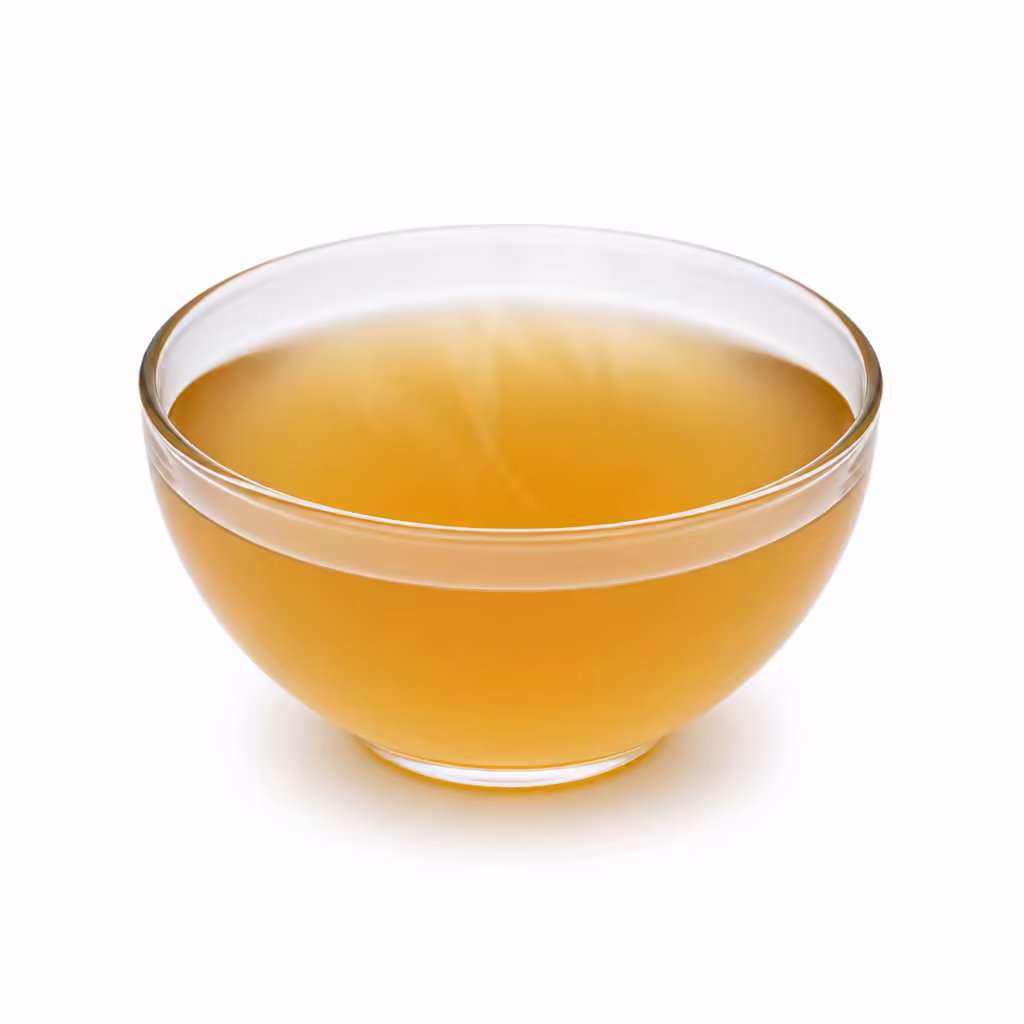 Bol De Bouillon De Legumes Dore Translucide Sur Fond Blanc Bol de bouillon de légumes doré translucide sur fond blanc