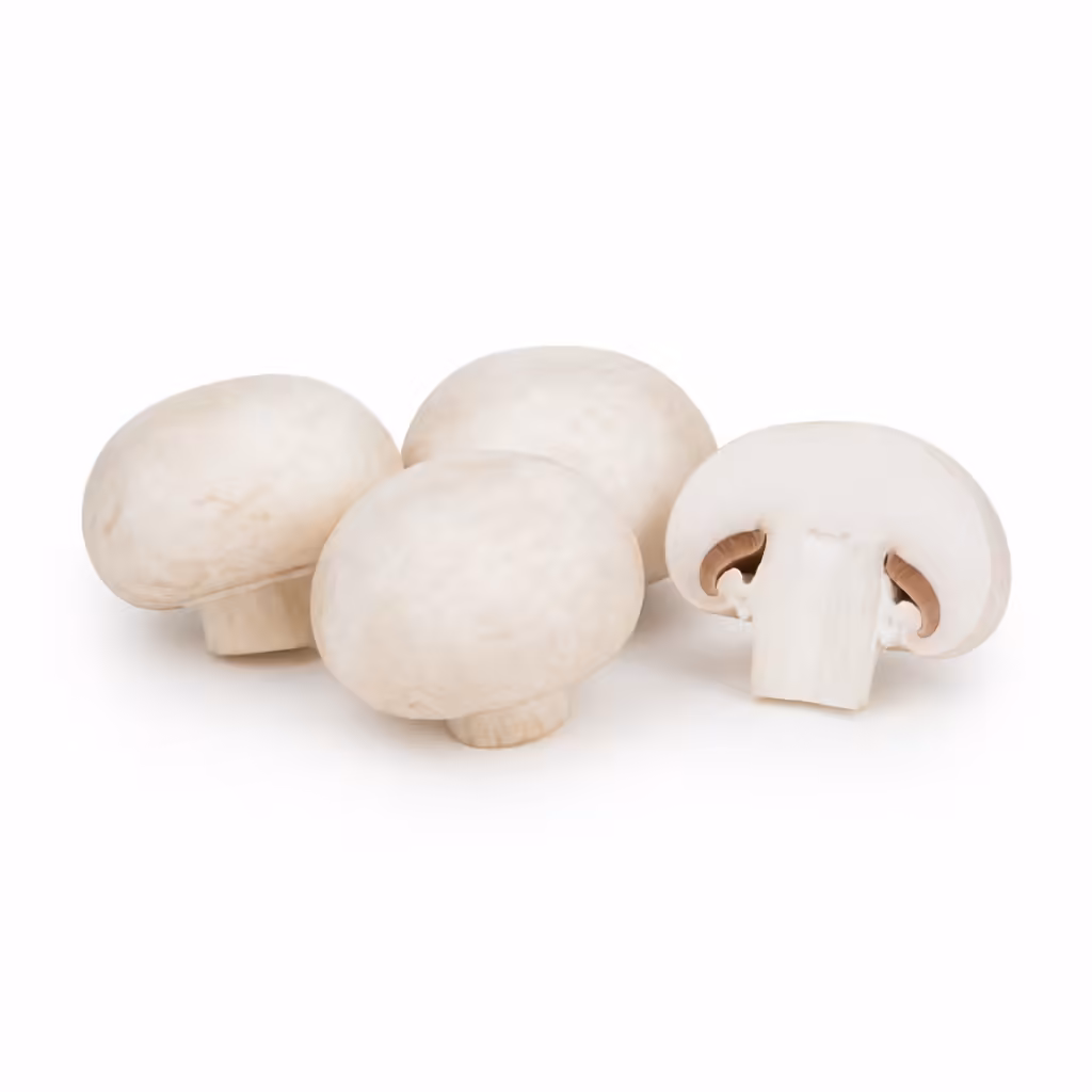 Champignons de Paris entiers et un coupé sur fond blanc