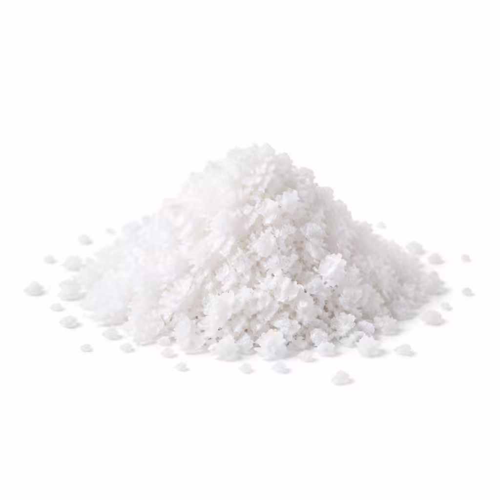 Petit Tas De Fleur De Sel En Paillettes Sur Fond Blanc Petit tas de fleur de sel en paillettes sur fond blanc