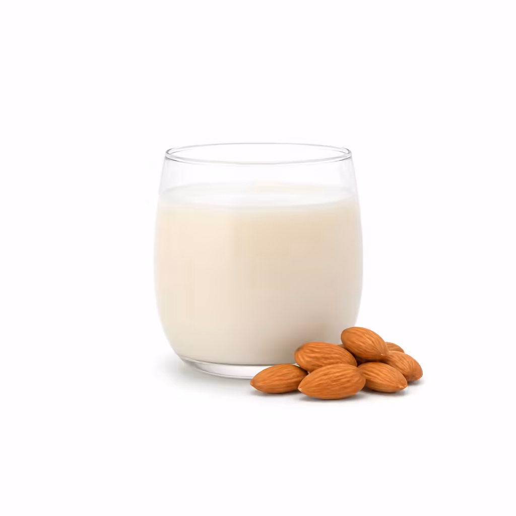 Verre de lait d'amande et amandes entières sur fond blanc