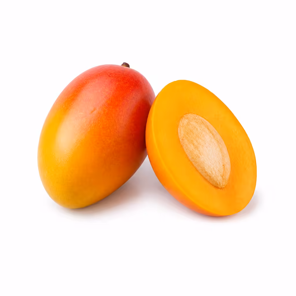 Mangue entière et moitié coupée à chair orange sur fond blanc
