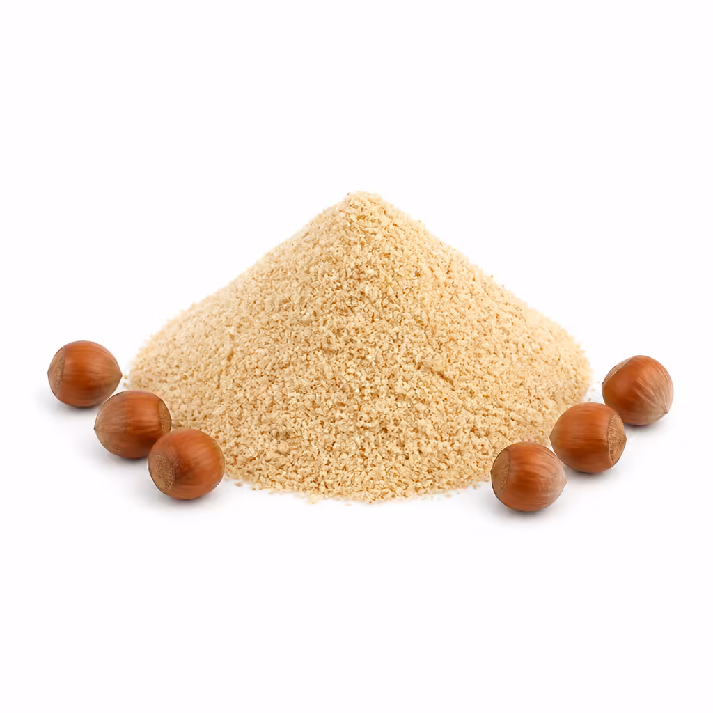 Tas de poudre de noisettes et noisettes entières sur blanc