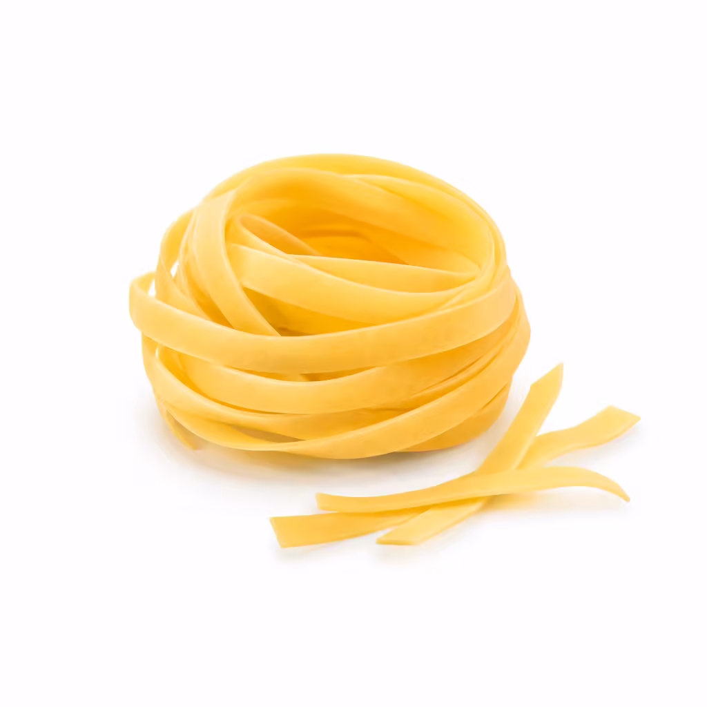 Nid de tagliatelles sèches jaune pâle sur fond blanc
