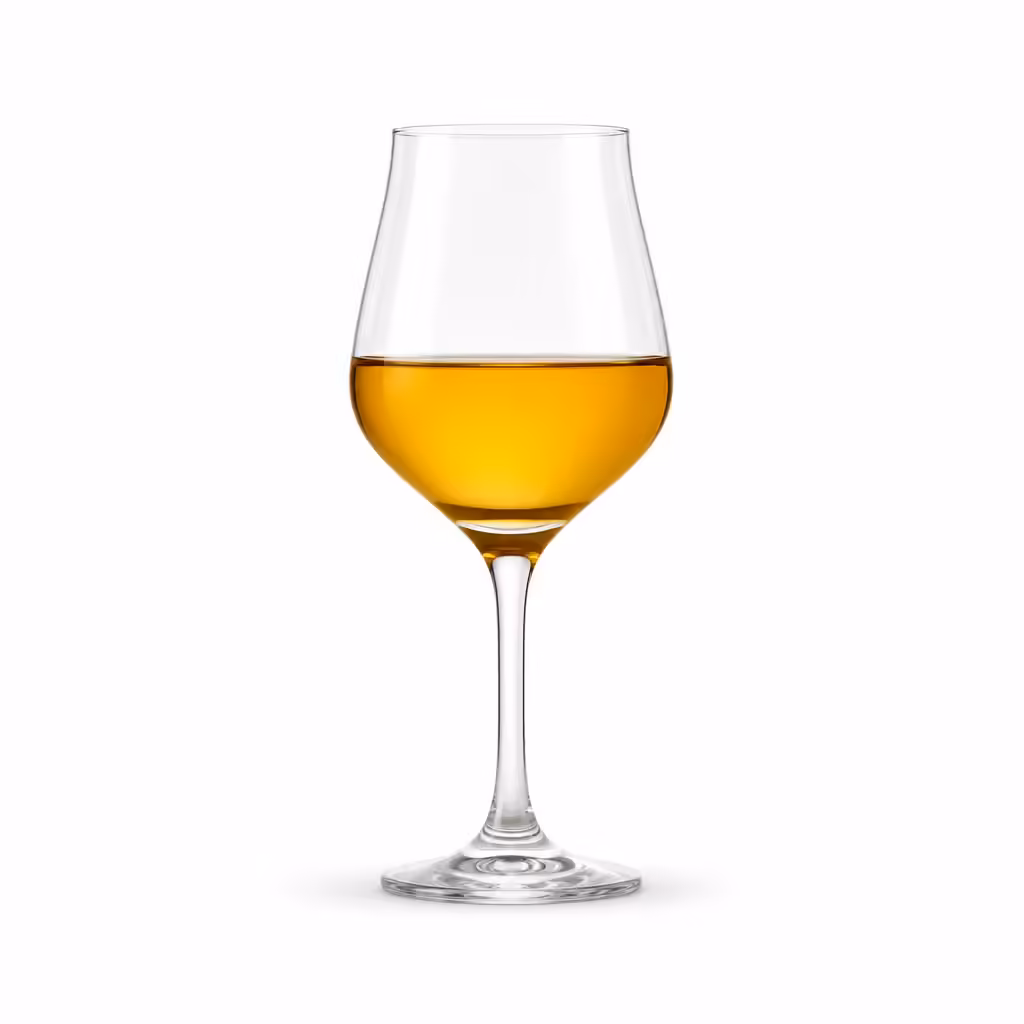 Verre de vin jaune au liquide doré ambré sur blanc