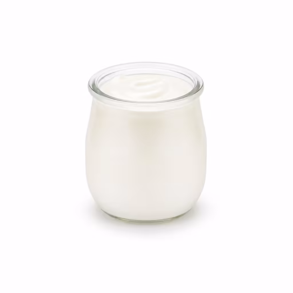 Pot en verre de yaourt nature blanc crémeux sur fond blanc