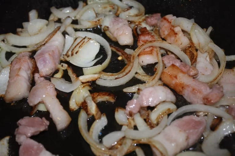 Oignon émincé et lardons revenus à la poêle