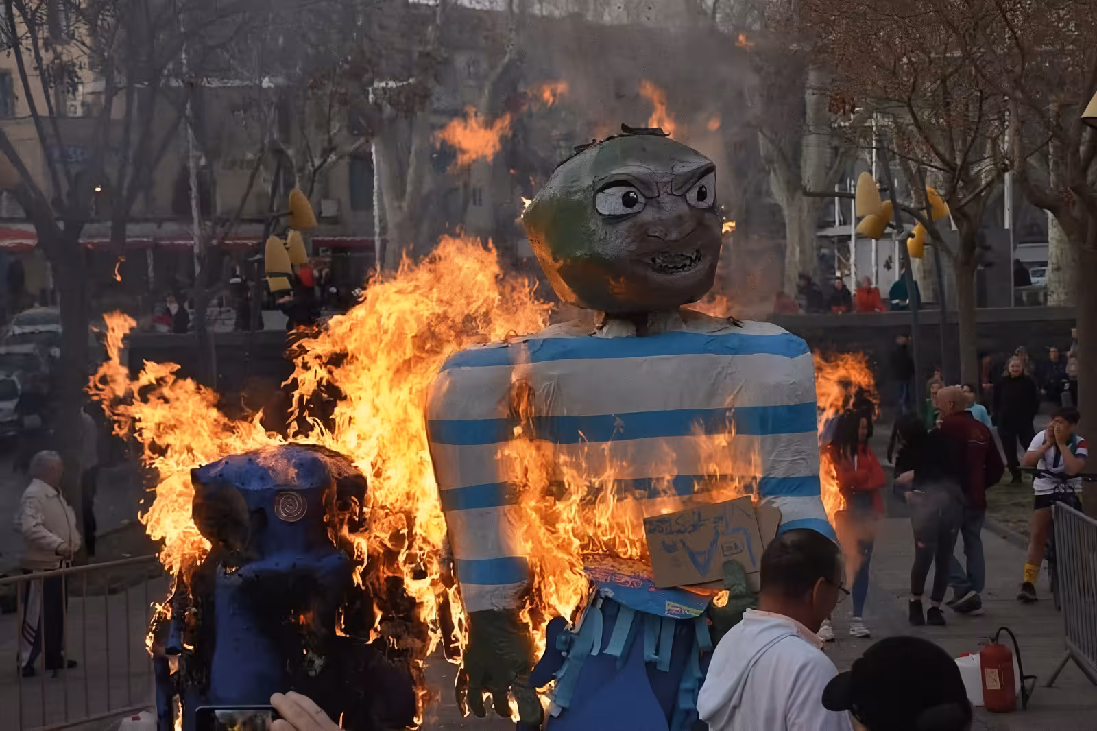 Le Caramentran, le carnaval qui se termine par un procès Le Pierrou en flammes sur le bûcher, à la fin du carnaval occitan d'Agde