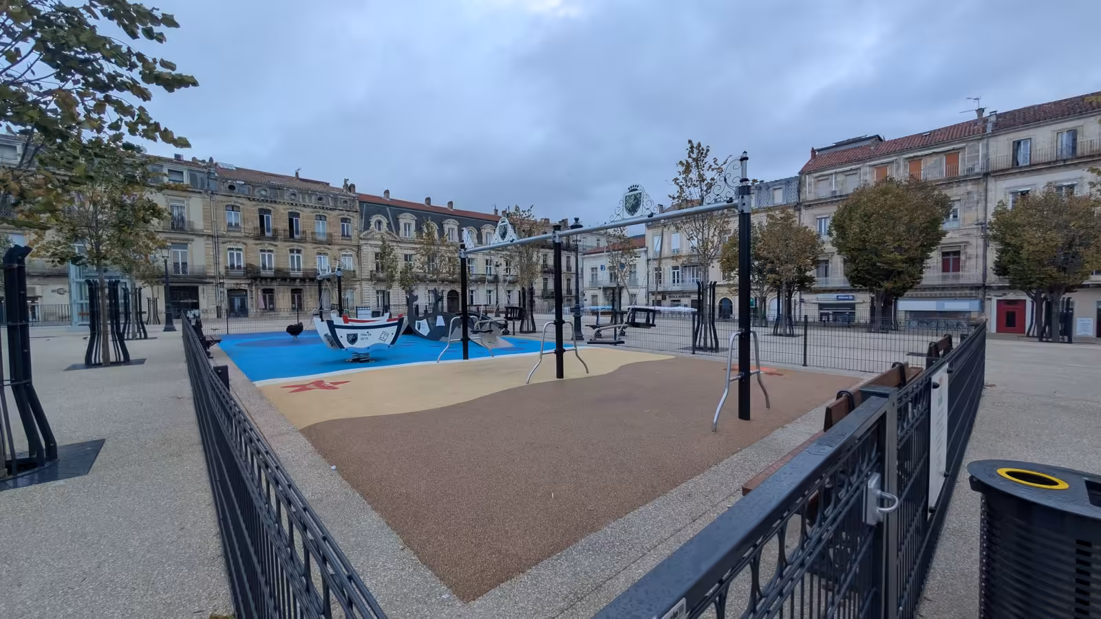 Vue d'ensemble de l'aire de jeux de la place Aristide Briand, à Sète