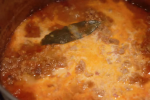 Verre de lait et feuilles de laurier ajoutés au ragù en fin de cuisson