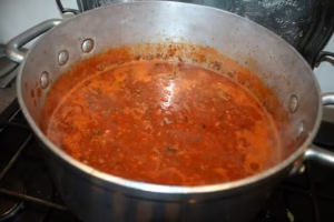 Grande casserole de ragù bolognaise qui mijote à petit bouillon