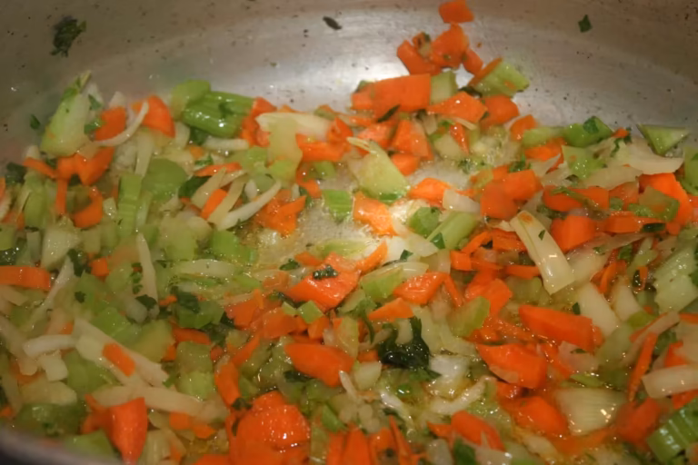 Hachis de carotte, céleri et oignon qui revient à l'huile en casserole