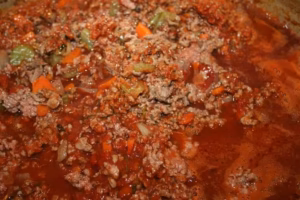 Viandes hachées et concentré de tomate mélangés au début de la cuisson