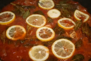 Rondelles de citron ajoutées à la sauce avec le vinaigre